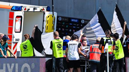 Florian Le Joncour (SV Elversberg) wird verletzt in einen Krankenwagen gelegt.