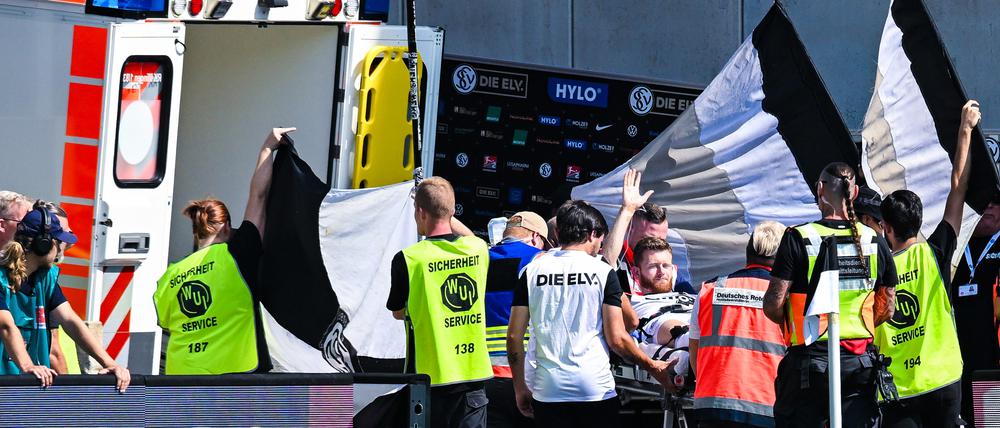 Florian Le Joncour (SV Elversberg) wird verletzt in einen Krankenwagen gelegt.