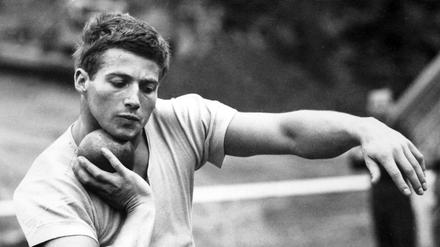 Kurt Bendlin beim Kugelstoß-Training im Jahr 1967.