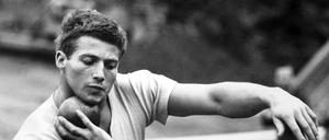 Kurt Bendlin beim Kugelstoß-Training im Jahr 1967.