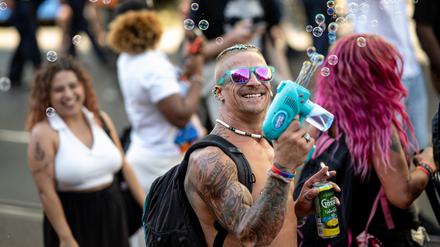 Eine Person schießt auf der Technoparade «Zug der Liebe» Seifenblasen in die Luft. 