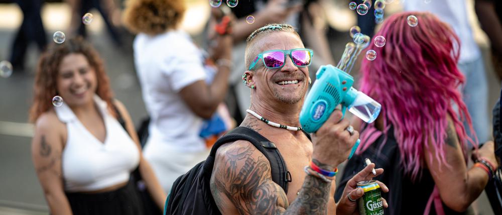 Eine Person schießt auf der Technoparade «Zug der Liebe» Seifenblasen in die Luft. 