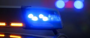 Ein Polizeiauto mit eingeschaltetem Blaulicht steht an einer Unfallstelle. (Symbolbild)