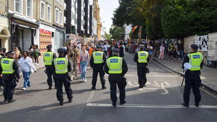 ARCHIV - 26.08.2024, Großbritannien, London: Polizeibeamte beobachten die Menschenmenge am zweiten Tag des Notting Hill Carnival. Die jährliche Veranstaltung in Londons beliebtem Stadtteil Notting Hill zieht rund eine Million Menschen an und ist vor allem ein Fest der karibischen Kultur. (zu dpa: «Mutter und Koch nach Angriffen bei Karnevalsfest gestorben») Foto: Vuk Valcic/ZUMA Press Wire/dpa +++ dpa-Bildfunk +++