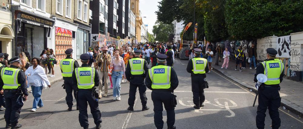 ARCHIV - 26.08.2024, Großbritannien, London: Polizeibeamte beobachten die Menschenmenge am zweiten Tag des Notting Hill Carnival. Die jährliche Veranstaltung in Londons beliebtem Stadtteil Notting Hill zieht rund eine Million Menschen an und ist vor allem ein Fest der karibischen Kultur. (zu dpa: «Mutter und Koch nach Angriffen bei Karnevalsfest gestorben») Foto: Vuk Valcic/ZUMA Press Wire/dpa +++ dpa-Bildfunk +++