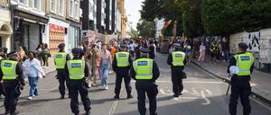 ARCHIV - 26.08.2024, Großbritannien, London: Polizeibeamte beobachten die Menschenmenge am zweiten Tag des Notting Hill Carnival. Die jährliche Veranstaltung in Londons beliebtem Stadtteil Notting Hill zieht rund eine Million Menschen an und ist vor allem ein Fest der karibischen Kultur. (zu dpa: «Mutter und Koch nach Angriffen bei Karnevalsfest gestorben») Foto: Vuk Valcic/ZUMA Press Wire/dpa +++ dpa-Bildfunk +++