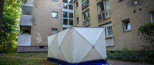 Eine Sichtschutzwand ist vor dem Eingang zu einem Apartmenthaus in Berlin Nikolassee aufgestellt. 