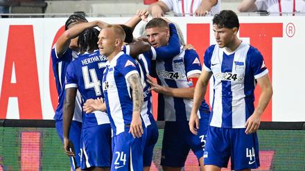 Berlins Spieler jubeln über den Treffer zum 3:4.
