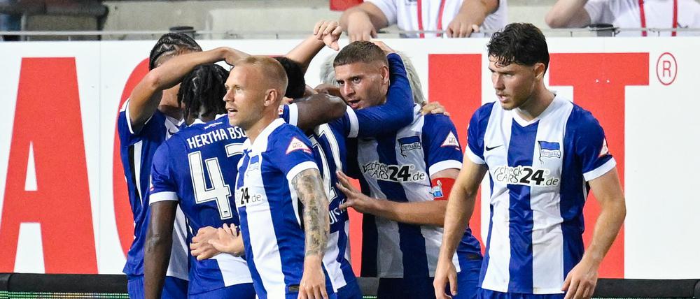 Berlins Spieler jubeln über den Treffer zum 3:4.