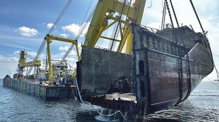 Der Schwimmkran Hebo Lift 10 hebt das Heck des gesunkenen und zweigeteilten Frachters „Verity“. Das Schiff war am 24. Oktober 2023 nach einer Kollision mit einem anderen Schiff in der Deutschen Bucht südwestlich von Helgoland gesunken.
