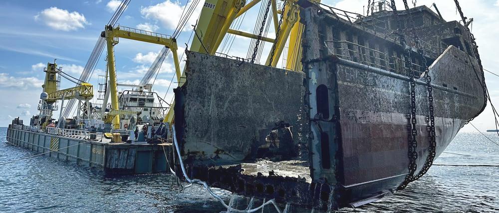 Der Schwimmkran Hebo Lift 10 hebt das Heck des gesunkenen und zweigeteilten Frachters „Verity“. Das Schiff war am 24. Oktober 2023 nach einer Kollision mit einem anderen Schiff in der Deutschen Bucht südwestlich von Helgoland gesunken.