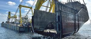 Der Schwimmkran Hebo Lift 10 hebt das Heck des gesunkenen und zweigeteilten Frachters „Verity“. Das Schiff war am 24. Oktober 2023 nach einer Kollision mit einem anderen Schiff in der Deutschen Bucht südwestlich von Helgoland gesunken.