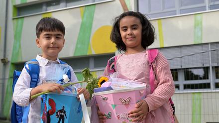 Shahryar (6 Jahre) und Fatima (6 Jahre) freuen sich nach ihrer Einschulung in der Rosa-Luxemburg-Grundschule auf den Schulbeginn.