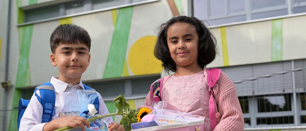 Shahryar (6 Jahre) und Fatima (6 Jahre) freuen sich nach ihrer Einschulung in der Rosa-Luxemburg-Grundschule auf den Schulbeginn.