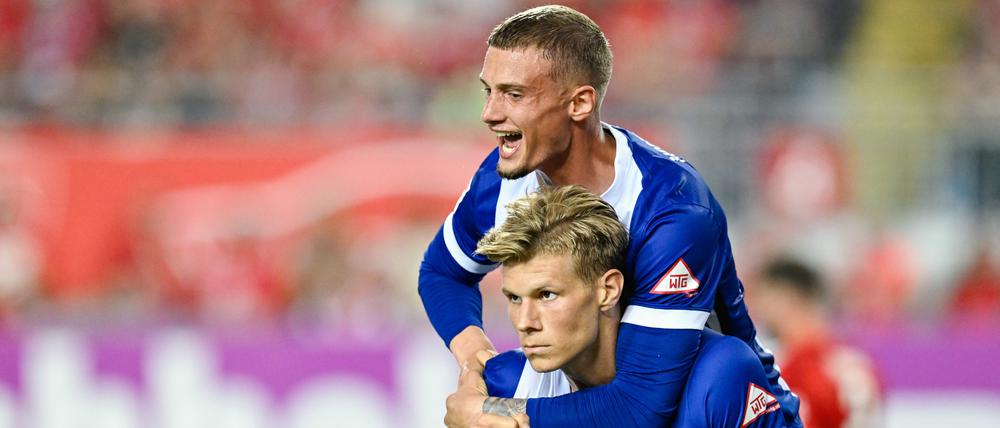 Herthas Luca Schuler (unten) erzielte zwei Treffer, sein Teamkollege Michaël Cuisance steuerte ein Tor beim 4:3-Sieg bei.