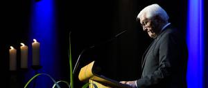 Bundespräsident Frank-Walter Steinmeier spricht während der Gedenkfeier für die Todesopfer der Messerattacke auf dem Solinger Stadtfest.