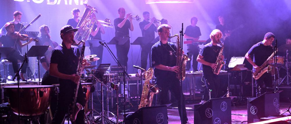 Die „Jazzrausch Bigband“ bei ihrem Auftritt zum Saisonstart im Nikolaisaal.