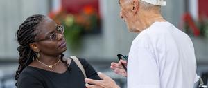 31.08.2024, Brandenburg, Cottbus: Adeline Abimnwi Awemo, CDU Kandidatin für die Landtagswahl Brandenburg, unterhält sich bei einer Wahlkampfveranstaltung ihrer Partei mit einem Besucher. Awemo war im Juli beim Aufhängen ihrer Wahlplakate in Cottbus rassistisch beleidigt und angegriffen worden. Foto: Frank Hammerschmidt/dpa +++ dpa-Bildfunk +++