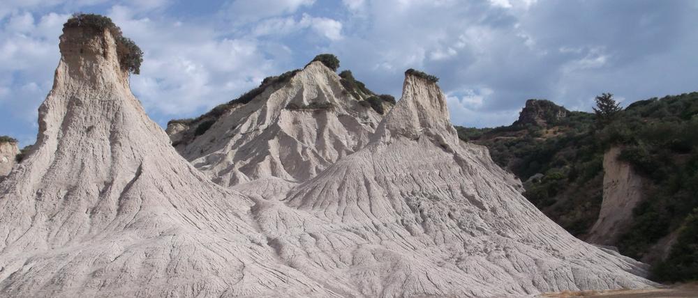Meeressedimente mit zahlreichen Mikrofossilien aus dem späten Miozän, vor etwa 8 bis 7 Millionen Jahren: Fisch-Otolithen, Muschel- und Schneckenschalen, Moostierchen und mikroskopische Muscheln zeugen von der Anwesenheit zahlreicher Organismen in diesem Gebiet.