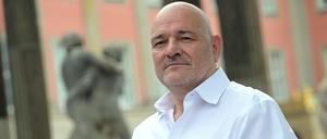 BSW Spitzenkandidat Robert Crumbach vor dem Brandenburger Landtag in Potsdam.