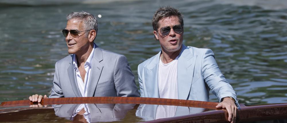 George Clooney und Brad Pitt bei ihrer Ankunft im Wassertaxi auf dem Lido für ihren Film „Wolfs“.