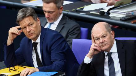 Keine Wahlsieger: Kanzler Olaf Scholz (SPD, r-l), Vizekanzler Robert Habeck (Grüne) und Finanzminister Christian Lindner (FDP) im Bundestag.