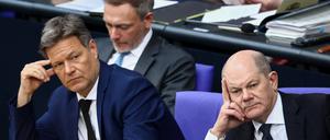 Keine Wahlsieger: Kanzler Olaf Scholz (SPD, r-l), Vizekanzler Robert Habeck (Grüne) und Finanzminister Christian Lindner (FDP) im Bundestag.