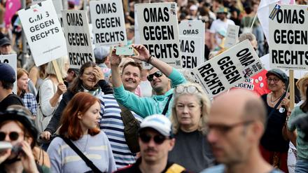 Auch die „Omas gegen Rechts“ machten in Leipzig mobil.