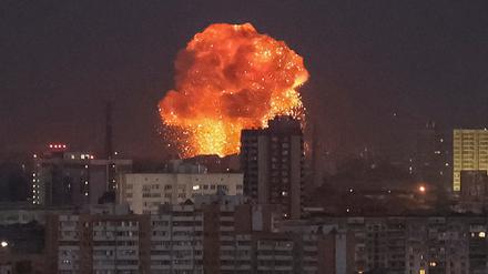 Eine Explosion nach einem russischen Raketeneinschlag ist am Himmel über Kiew zu sehen.