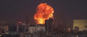 Eine Explosion nach einem russischen Raketeneinschlag ist am Himmel über Kiew zu sehen.