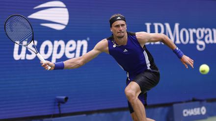 Alexander Zverev greift nach einer Vorhand gegen Brandon Nakashima.