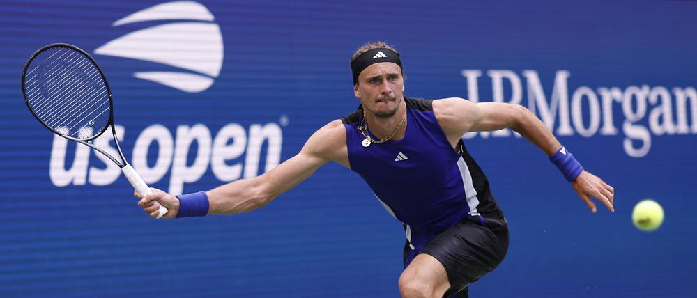 Alexander Zverev greift nach einer Vorhand gegen Brandon Nakashima.