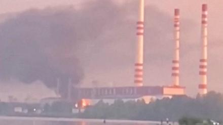 Rauch steigt von einem Feuer im Kraftwerk Konakowo in der Region Twer empor.