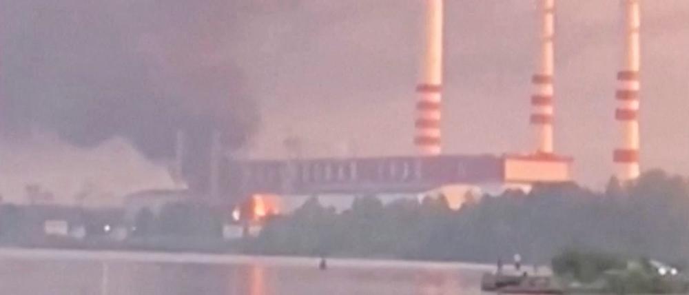 Rauch steigt von einem Feuer im Kraftwerk Konakowo in der Region Twer empor.