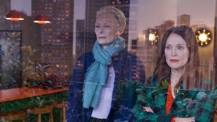 Freundinnen im Angesicht des Todes: Tilda Swinton (l.) und Julianne Moore in „The Room Next Door“ von Pedro Almodóvar. 