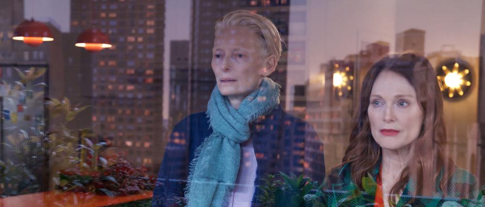Freundinnen im Angesicht des Todes: Tilda Swinton (l.) und Julianne Moore in „The Room Next Door“ von Pedro Almodóvar. 