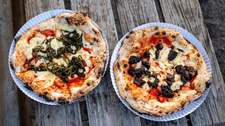 Pizza Margherita (12 Euro, jedes Topping 3 Euro), einmal mit Porcini (Steinpilzen), einmal mit Friarelli (Stängelkohl) bei „Mangiare“. 