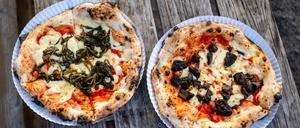 Pizza Margherita (12 Euro, jedes Topping 3 Euro), einmal mit Porcini (Steinpilzen), einmal mit Friarelli (Stängelkohl) bei „Mangiare“. 
