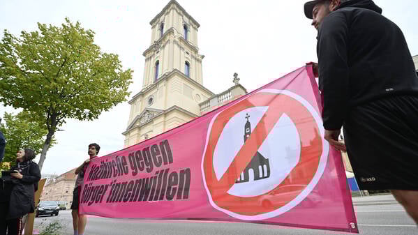 Protest gegen den Wiederaufbau des Potsdamer Garnisonkirchturms im August 2024.