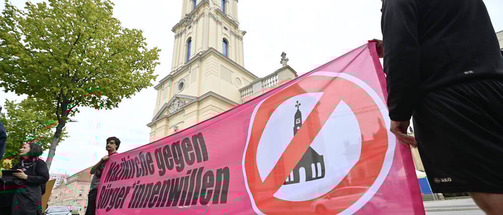 Protest gegen den Wiederaufbau des Potsdamer Garnisonkirchturms im August 2024.
