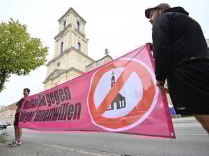 Protest gegen den Wiederaufbau des Potsdamer Garnisonkirchturms im August 2024.