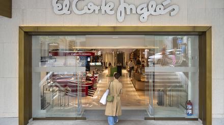 Eine Frau betritt das El Corte Inglés in Madrid.