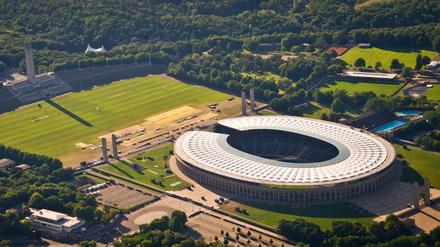 Die Luftaufnahme zeigt das Olympiastadion und den umliegenden Olympiapark. 