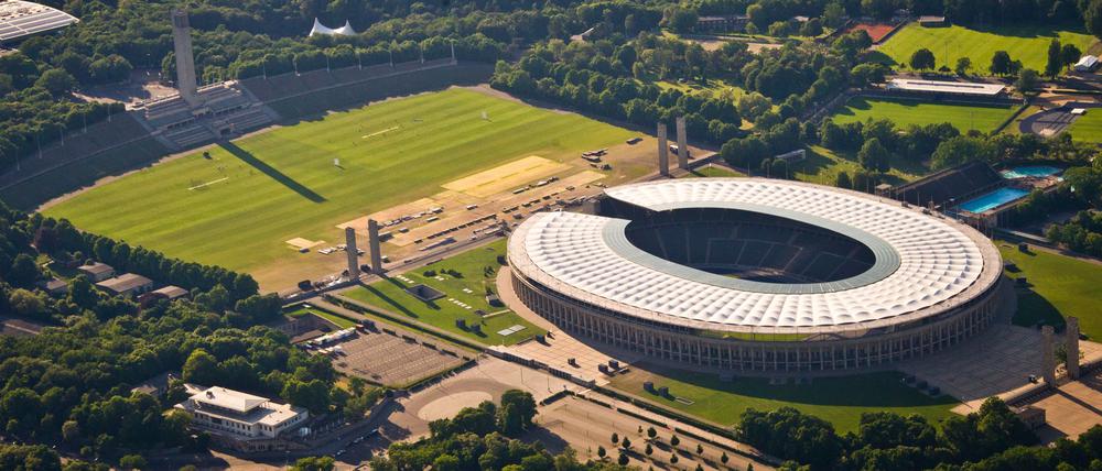 Die Luftaufnahme zeigt das Olympiastadion und den umliegenden Olympiapark. 