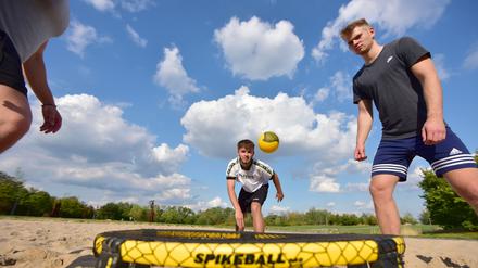 Trendsport Spikeball. Dafür braucht man nicht mehr als einen Ball, ein Netz und ein Team.