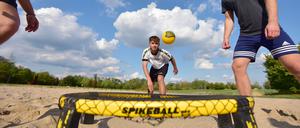 Trendsport Spikeball. Dafür braucht man nicht mehr als einen Ball, ein Netz und ein Team.