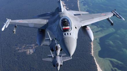 Ein Kampfflugzeug vom Typ Lockheed Martin F-16 Fighting Falcon der polnischen Luftwaffe bei einer Militär-Übung – Symbolbild.