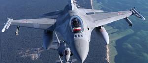 Ein Kampfflugzeug vom Typ Lockheed Martin F-16 Fighting Falcon der polnischen Luftwaffe bei einer Militär-Übung – Symbolbild.