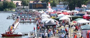 Tausende Zuschauer ließen sich den 21. Drachenboot-Fun-Cup in Grünau nicht entgehen.
