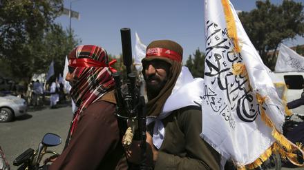 Taliban schwenken Fahnen während des zweiten Jahrestags ihrer Machtübernahme. 